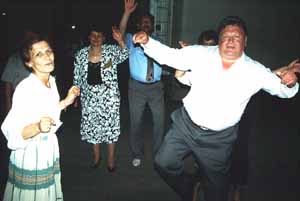 Tanzende bei einer Hochzeit in Viseu de Sus