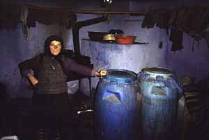 Oma mit Tuicafässern in Sacel